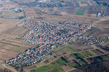 Vue aérienne de Vue des rues et des maisons des quartiers résidentiels à le quartier Mechtersheim in Römerberg dans le département Rhénanie-Palatinat, Allemagne