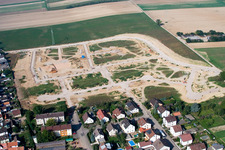 Nouvelle zone de développement sur le Höhenweg à Kandel dans le département Rhénanie-Palatinat, Allemagne d'un drone