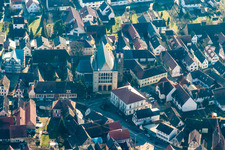 Vue aérienne de Saint Pierre et Paul à le quartier Geinsheim in Neustadt an der Weinstraße dans le département Rhénanie-Palatinat, Allemagne