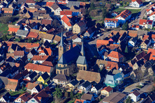 Vue oblique de Saint Pierre et Paul à le quartier Geinsheim in Neustadt an der Weinstraße dans le département Rhénanie-Palatinat, Allemagne