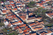 Vue aérienne de Église protestante Zeiskam à Zeiskam dans le département Rhénanie-Palatinat, Allemagne