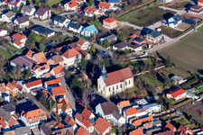 Vue aérienne de Bâtiment de l'église de Saint-Barthélemy à Zeiskam dans le département Rhénanie-Palatinat, Allemagne