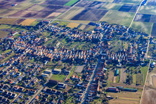 Vue aérienne de Vue du village depuis le nord à le quartier Ottersheim in Ottersheim bei Landau dans le département Rhénanie-Palatinat, Allemagne