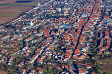 Vue aérienne de Route principale venant de l'ouest à Kandel dans le département Rhénanie-Palatinat, Allemagne
