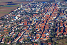 Vue aérienne de Route principale venant de l'ouest à Kandel dans le département Rhénanie-Palatinat, Allemagne
