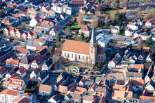 Vue aérienne de Bâtiment religieux Église catholique Sainte-Marie de l'Assomption Herxheim dans le centre historique du centre-ville (Palatinat) à le quartier Herxheim in Herxheim bei Landau dans le département Rhénanie-Palatinat, Allemagne