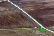 Vue aérienne de Kite surfeurs à la chapelle à le quartier Herxheim in Herxheim bei Landau dans le département Rhénanie-Palatinat, Allemagne