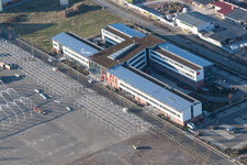 Vue aérienne de Bâtiment administratif bancaire de la société de services financiers Sparkasse Südliche Weinstraße à le quartier Queichheim in Landau in der Pfalz dans le département Rhénanie-Palatinat, Allemagne