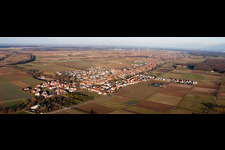 Vue aérienne de Champs agricoles et terres agricoles en perspective panoramique à Freckenfeld dans le département Rhénanie-Palatinat, Allemagne