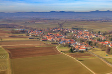 Vue aérienne de Vue du village depuis l'est à Dierbach dans le département Rhénanie-Palatinat, Allemagne