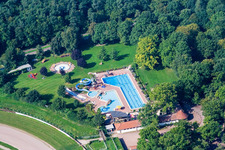 Vue aérienne de Piscine en plein air de la forêt d'Herxheim à Herxheim bei Landau dans le département Rhénanie-Palatinat, Allemagne