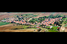 Vue aérienne de Panorama des champs agricoles et des terres agricoles à Hunspach dans le département Bas Rhin, France