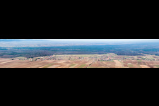 Vue aérienne de Perspective panoramique du plus long village d'Alsace à Schleithal dans le département Bas Rhin, France