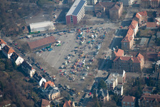 Vue aérienne de Place du marché, installation du cortège du carnaval à Landau in der Pfalz dans le département Rhénanie-Palatinat, Allemagne