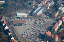 Vue aérienne de Place du marché, installation du cortège du carnaval à Landau in der Pfalz dans le département Rhénanie-Palatinat, Allemagne