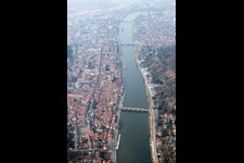 Vue aérienne de Vieille ville, vieux pont sur le Neckar à le quartier Kernaltstadt in Heidelberg dans le département Bade-Wurtemberg, Allemagne