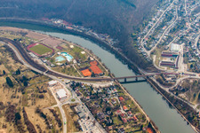 Vue aérienne de Pont ferroviaire sur le Neckar à le quartier Kleingemünd in Neckargemünd dans le département Bade-Wurtemberg, Allemagne