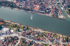 Vue aérienne de Banques du Neckar à le quartier Kleingemünd in Neckargemünd dans le département Bade-Wurtemberg, Allemagne