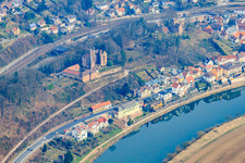 Vue aérienne de Château central et château frontal de 1165 au-dessus de la rive du Neckar à Neckarsteinach dans le département Hesse, Allemagne