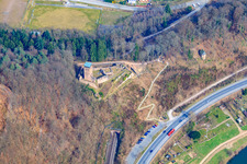 Vue aérienne de Ruines de Hinterburg au-dessus du tunnel ferroviaire à Neckarsteinach dans le département Hesse, Allemagne