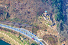 Vue aérienne de Ruines de Hinterburg au-dessus du tunnel ferroviaire à Neckarsteinach dans le département Hesse, Allemagne