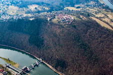 Vue aérienne de Au-dessus de l'écluse de Neckarsteinach à le quartier Dilsberg in Neckargemünd dans le département Bade-Wurtemberg, Allemagne