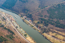 Vue aérienne de Camping de la vallée du Neckar en Hesse à le quartier Neckarhausen in Neckarsteinach dans le département Hesse, Allemagne