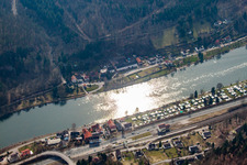 Vue aérienne de Neckarhäuserhof, ferry traversant le Neckar jusqu'à Neckarhausen à le quartier Neckarhausen in Neckarsteinach dans le département Hesse, Allemagne