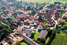 Minfeld dans le département Rhénanie-Palatinat, Allemagne du point de vue du drone
