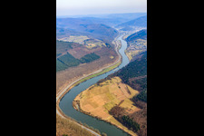 Vue aérienne de Cours du Neckar vers le nord-est à le quartier Allemühl in Schönbrunn dans le département Bade-Wurtemberg, Allemagne