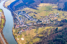 Vue aérienne de Village au bord du Neckar à le quartier Pleutersbach in Eberbach dans le département Bade-Wurtemberg, Allemagne