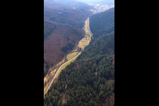 Vue aérienne de Pleutersbachtal à le quartier Allemühl in Schönbrunn dans le département Bade-Wurtemberg, Allemagne