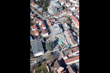 Vue aérienne de Hôtel de ville de l'administration municipale sur la place du marché au centre-ville à Eberbach dans le département Bade-Wurtemberg, Allemagne