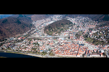 Vue aérienne de Perspective panoramique des rives du Neckar à Eberbach dans le département Bade-Wurtemberg, Allemagne