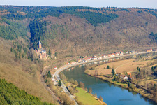Vue aérienne de Château Zwingenberg au-dessus du Neckar vu de l'ouest à Zwingenberg dans le département Bade-Wurtemberg, Allemagne