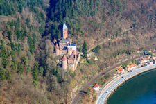 Vue aérienne de Château Zwingenberg au-dessus du Neckar vu de l'ouest à Zwingenberg dans le département Bade-Wurtemberg, Allemagne