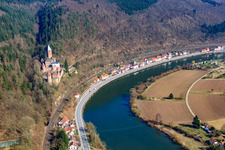 Photographie aérienne de Château Zwingenberg au-dessus du Neckar vu de l'ouest à Zwingenberg dans le département Bade-Wurtemberg, Allemagne