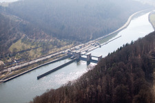 Vue aérienne de Guttenbach, écluse à Binau dans le département Bade-Wurtemberg, Allemagne
