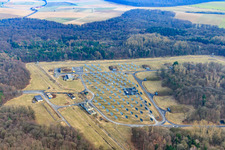 Vue aérienne de Système solaire photovoltaïque sur un site de conversion à le quartier Obergimpern in Bad Rappenau dans le département Bade-Wurtemberg, Allemagne