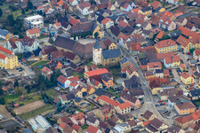 Vue aérienne de Église évangélique à Sulzfeld dans le département Bade-Wurtemberg, Allemagne