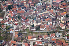 Vue aérienne de Bâtiment d'église au centre du village à Sulzfeld dans le département Bade-Wurtemberg, Allemagne