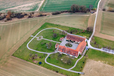 Vue aérienne de Domaine de Schwarzerdhof à le quartier Gölshausen in Bretten dans le département Bade-Wurtemberg, Allemagne