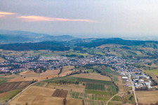 Vue aérienne de Du nord-est à le quartier Jöhlingen in Walzbachtal dans le département Bade-Wurtemberg, Allemagne