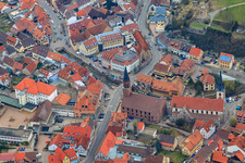 Vue aérienne de Bahnhofstraße et place du marché de Walzbach à Weingarten dans le département Bade-Wurtemberg, Allemagne