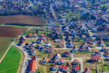 Sur la haute piste à Kandel dans le département Rhénanie-Palatinat, Allemagne d'un drone