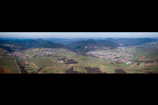 Vue aérienne de Panorama du vignoble et du paysage de montagne sur le Haardtrand de la forêt du Palatinat à Klingenmünster dans le département Rhénanie-Palatinat, Allemagne