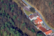 Vue aérienne de Domaine viticole Porzelt à Klingenmünster dans le département Rhénanie-Palatinat, Allemagne