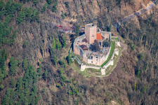Vue aérienne de Ruines et vestiges des murs de l'ancien complexe du château et de la forteresse du château de Landeck à Klingenmünster dans le département Rhénanie-Palatinat, Allemagne