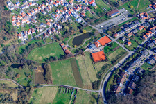 Vue aérienne de Groupe de plongée Klingenmünster au Klingbachweiher et au Tennis Club Klingenmünster à Klingenmünster dans le département Rhénanie-Palatinat, Allemagne