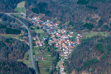 Vue aérienne de De l'est à le quartier Münchweiler in Münchweiler am Klingbach dans le département Rhénanie-Palatinat, Allemagne